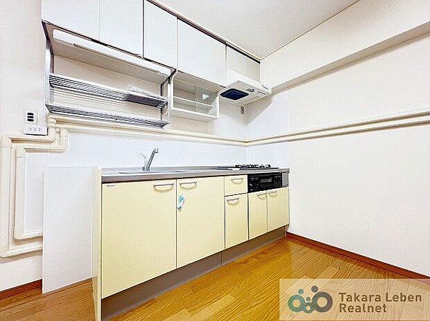 収納スペースが多くキッチンでは、用途ごとにものを仕舞え、効率よくお料理ができそうです。