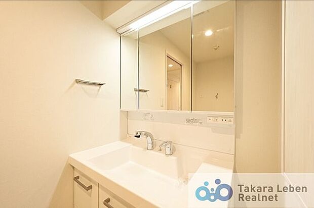 鏡裏にも収納可能、ヘアセットもしやすい三面鏡洗面台。掃除のしやすいシャワー水栓となっています。