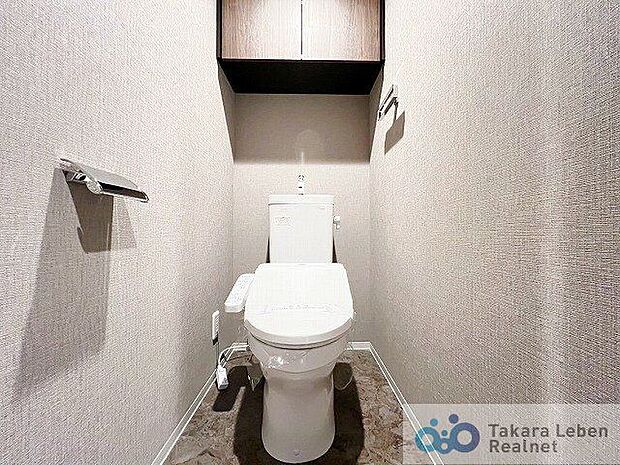高級感のあるトイレ空間。吊戸棚があるので、トイレットペーパーのストックや清掃道具等を収納するのに便利です。
