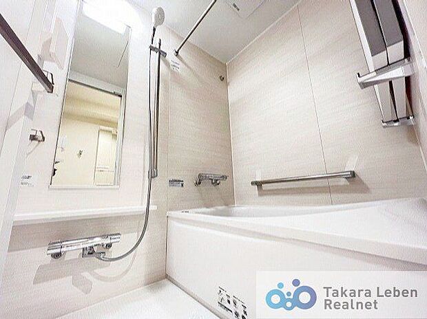 明るく清潔感のあるバスルームには、浴槽蓋を置くことのできるスペースがあります。場所を取りがちな後部もすっきり♪