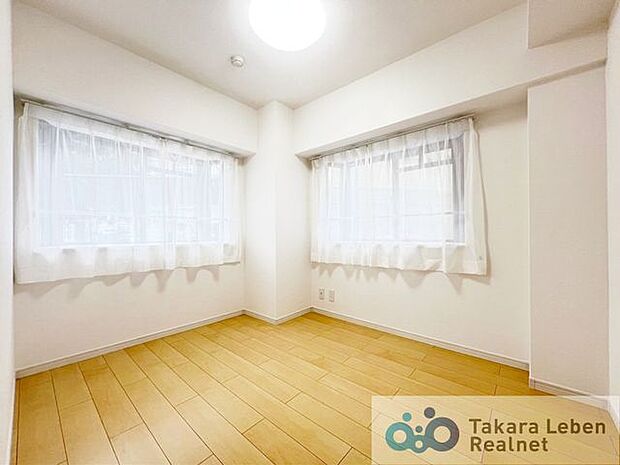 窓付きの洋室です。お部屋には程よく採光がはいり、過ごしやすい居住空間です。