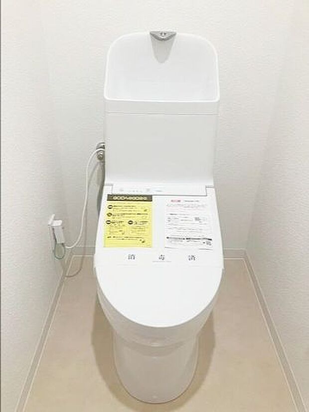 ウォシュレット機能付きのトイレは壁掛けリモコンの上位グレードを採用しております。