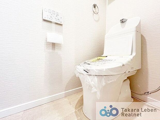 温水洗浄機能付きのトイレは壁掛けリモコンの上位グレードを採用。スッキリとした印象ですね。