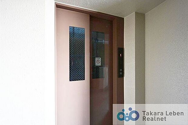 共有部にはお出かけ時に嬉しいエレベーター付き。窓付きで人の乗り降りが分かるため安全性があります。