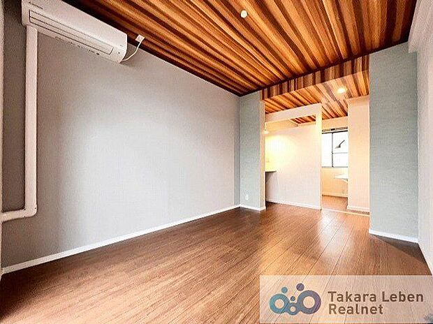 約7.5帖の広々とした室内は納戸・バルコニーと隣接しており開放感のある室内をお楽しみいただけます。