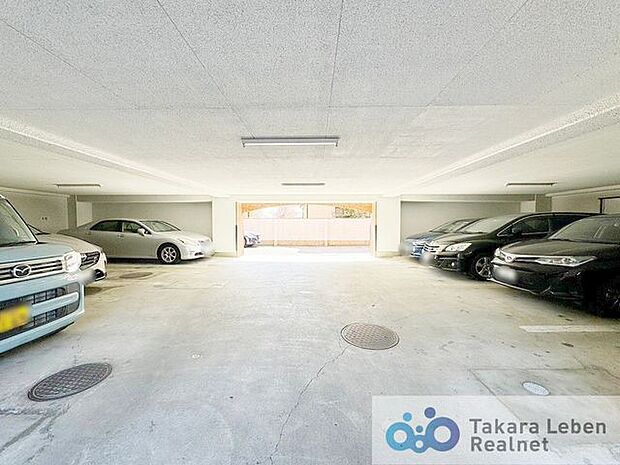 敷地内に平面駐車場を兼ね備えており、ご家族でのお車のご移動がスムーズに行えます。