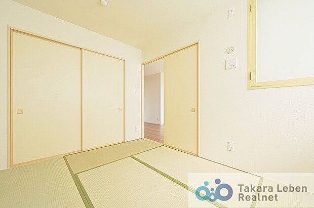 約6.0帖の和室。畳の色がシックで、和室ながら、どこか洋の雰囲気も感じさせるお洒落な空間になっております。