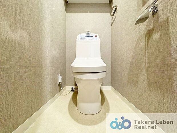 ウォシュレット機能付きのトイレは壁掛けリモコンの上位グレードを採用。便座がスッキリした印象となり、限られた空間を広く見せる効果があります。