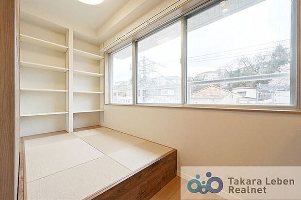 リビングに隣接した畳コーナーは、小さなお子様とのお昼寝や、ご自身の休息の場としても使えそうですね。