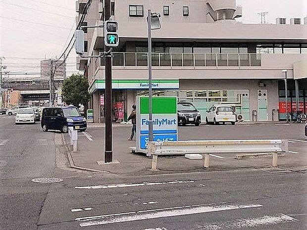 ファミリーマート八乙女中央店 徒歩3分。 200m