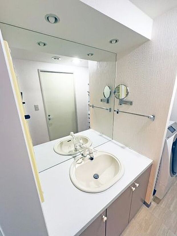 鏡が大きく、洗面室が広く感じられる洗面台