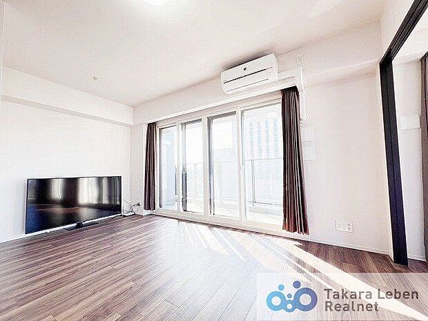 広々とした室内は大きな掃き出し窓からお部屋の隅々まで暖かな採光と、心地の良い通風が得られます。