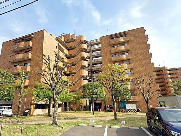 仙台市営地下鉄南北線「北四番丁」駅徒歩約18分。総戸数279戸の大規模マンション。徒歩圏内に生活便利な施設が揃っています。