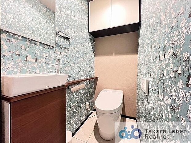 広々としたお手洗いにはタンクレストイレ・独立型手洗い器を設置しております。また、床は廊下部分と同素材の高級感のあるタイル張りとなっております。