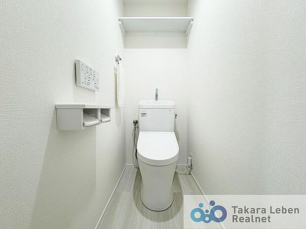 温水洗浄トイレ。リモコンは操作がしやすい壁掛けタイプです。ペーパーホルダーには2ロール設置可能です。