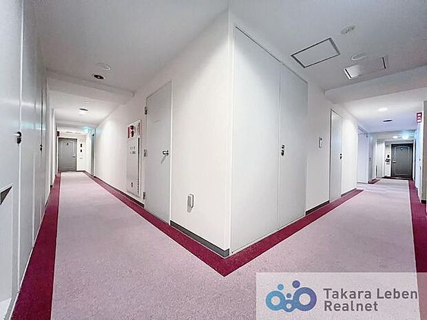 まるでホテルの廊下を思わせる内廊下設計を採用。上質な雰囲気で優美な空間となっております。