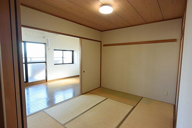 和室へは廊下側からも出入りすることが出来ます。襖を開放して使用するとリビングと一体となって広々使用できます。