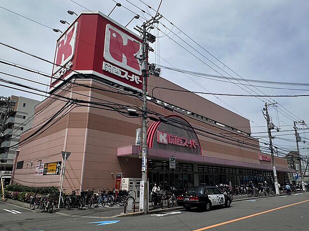 関西スーパー江坂店まで徒歩約４分です。品質にこだわった生活必要食材や消耗雑貨を提供しており、クリーニング店も併設されてます。