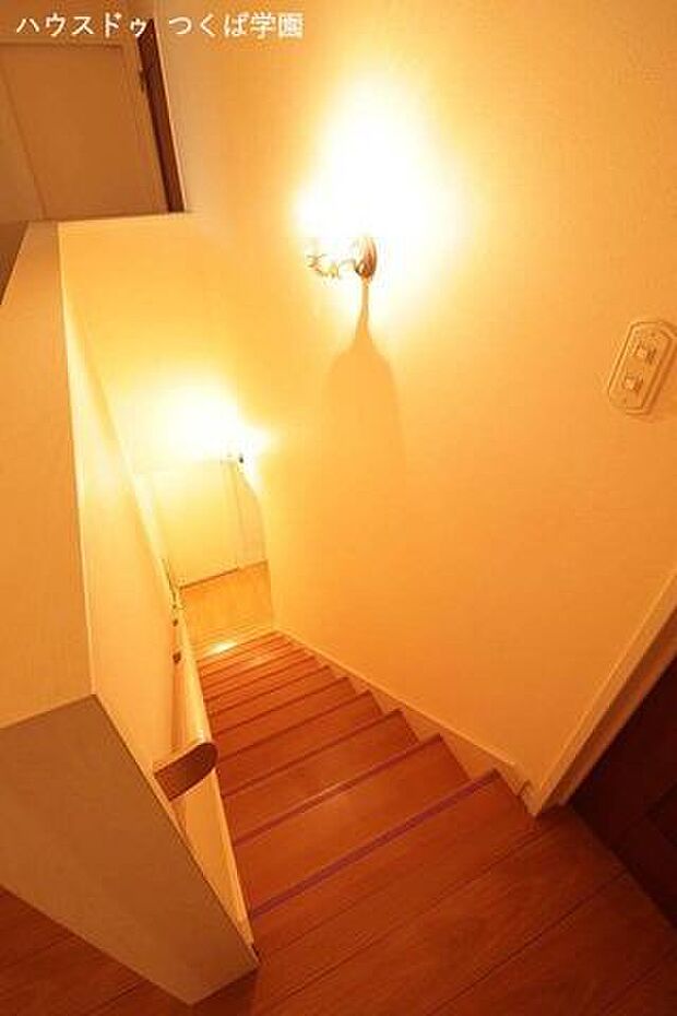 電球がお洒落な階段スペースです。