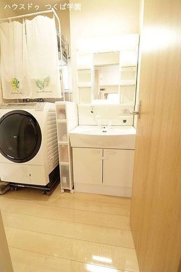 洗面スペースです。ドラム型の洗濯機も入ります♪