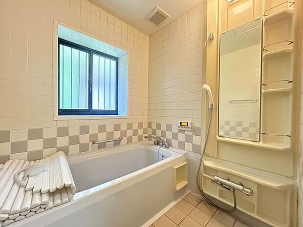 浴室には窓があり、換気がしやすくカビなどがはえにくいです！