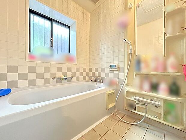 浴室には窓があり、換気がしやすくカビなどがはえにくいです！