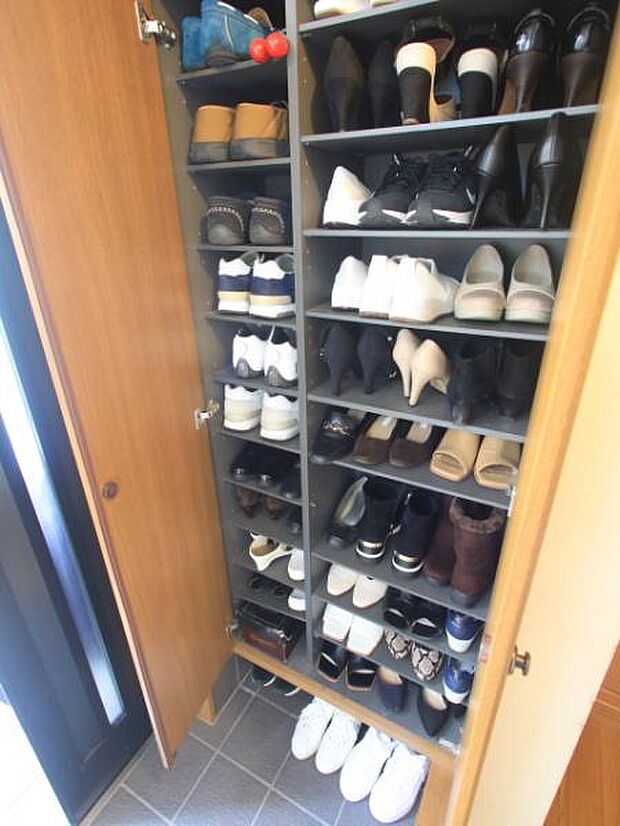 清潔感のある空間を保てるよう、収納スペースを設けており、たくさんある靴も収納できます。玄関をスッキリ綺麗な空間に纏めます。