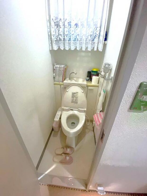 白を基調とした清潔感のあるトイレです。