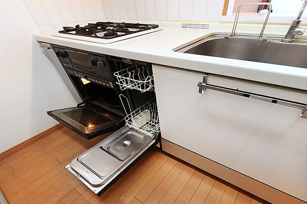 3口コンロ・食洗器・ビルトインオーブンレンジがついた機能的なシステムキッチンです。