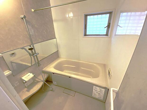 跨ぎ易い浴槽に高さの変えられるシャワーヘッドは老若男女に対応した設備です。