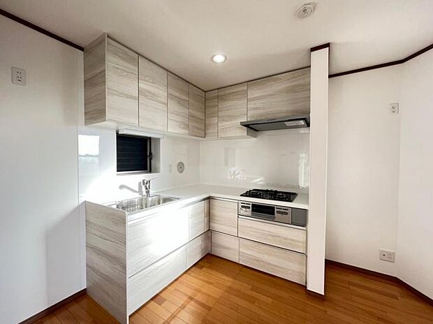 L字型のキッチンは、食洗器がついており、収納も多くあります。