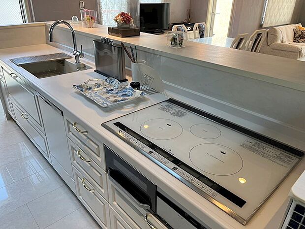 食洗機付き、調理のしやすい幅広のキッチンに便利なIHコンロ。