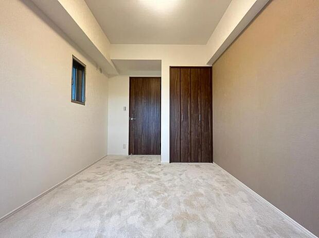 住まう方自身でカスタマイズして頂けるようにシンプルにデザインされた室内。自由度が高いので家具やレイアウトでお好みの空間を創り上げられます。