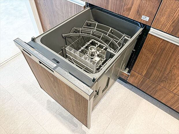 食器洗浄乾燥機　食器の後片付けに便利な食器洗浄乾燥機を標準装備。ビルトインタイプなので見た目もスッキリ、特に共働き世帯のご家族には必須品です。 