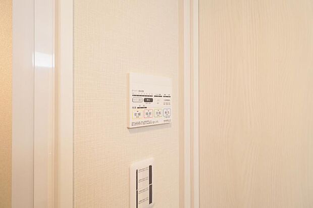 24時間換気システム　室内の空気を、1時間で半分以上入れ替える24時間換気システム。お部屋の空気を常に新鮮な状態に保つつともに、シックハウス症候群の防止にもなります。