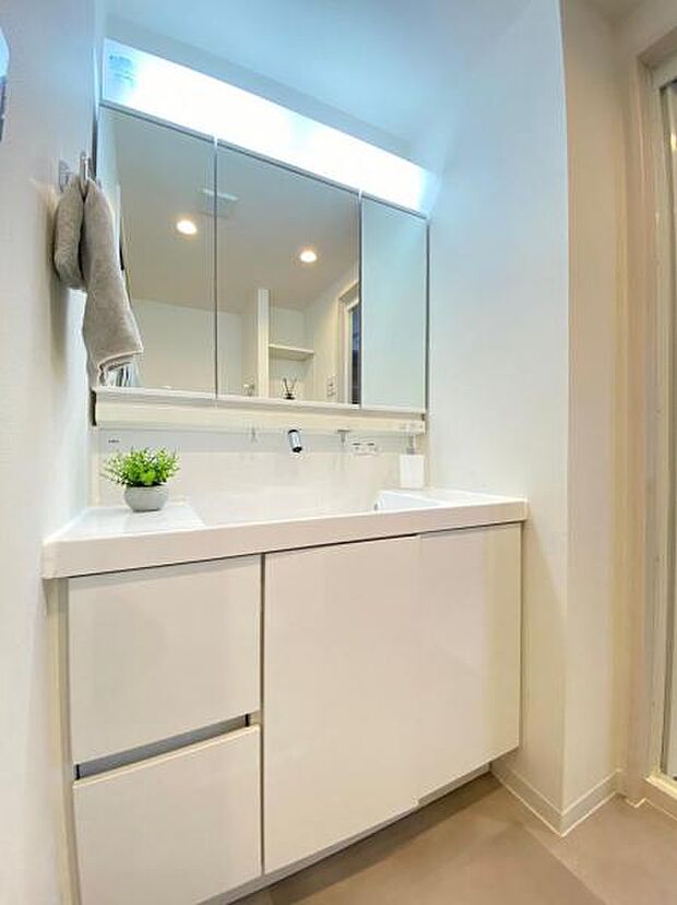 ワイドな洗面台は収納力もあり、いつでもすっきりとした洗面室に。