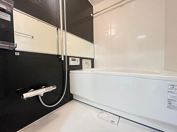 浴槽は跨ぎやすいよう配慮されており、シャワーヘッドの位置も変えられる、使い勝手の良い浴室です。