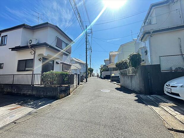 お住まいの前を通るのはご近所さんだけの閑静な私道です。静かな住環境でお過ごし頂けます。