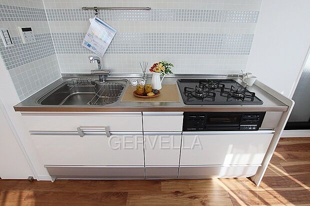 キッチンスペースは、ゆとりの広さを確保！食器類もすっきりと片付く収納力が期待できます。