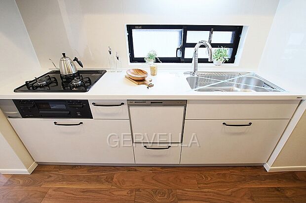 キッチンスペースは、ゆとりの広さを確保！食器類もすっきりと片付く収納力が期待できます。
