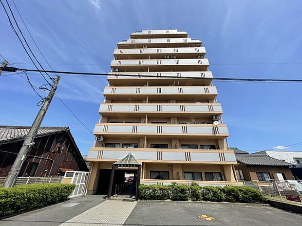 外観写真。名鉄津島線「木田」駅徒歩約3分にあるマンションです。