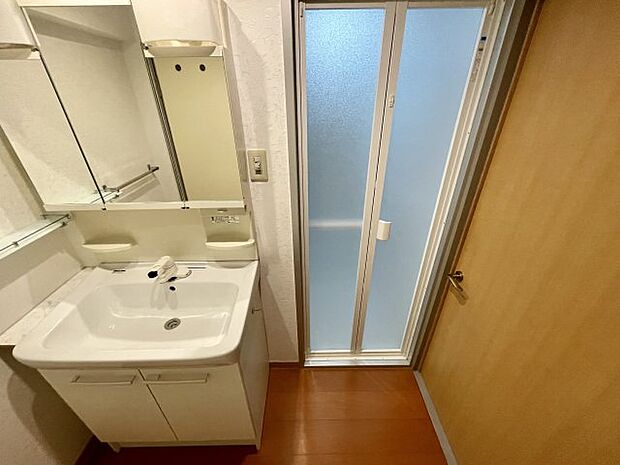 独立洗面台・洗濯機置場付きの洗面室です。3面鏡裏には収納が出来ます！