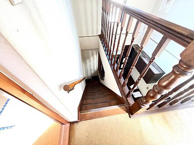階段横は吹き抜けで、自然光や風を感じられる開放感のある空間が生まれます。