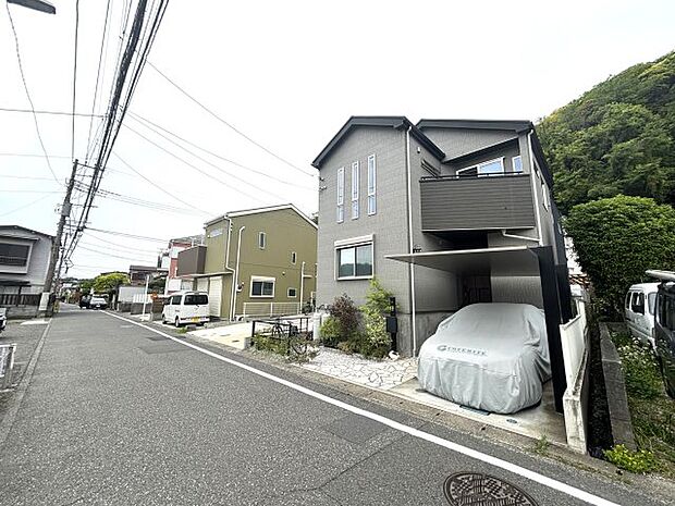 前面道路も広く開放感のある住宅　駅からも平坦の道のりです。