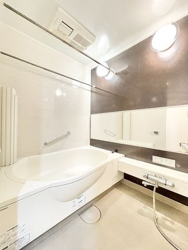大きな鏡のあるゆったりとしたバスルーム。浴室乾燥機能付きです！