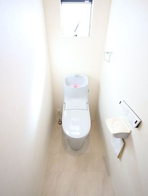 トイレには快適な温水洗浄便座付き。窓付で明るく換気もできます◎