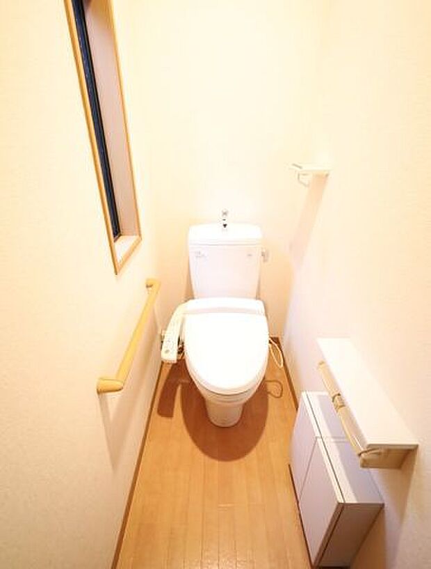 2箇所あるトイレは快適な温水洗浄便座付