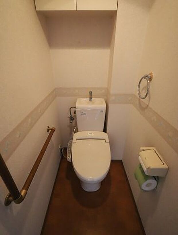 快適な温水洗浄便座付。トイレ内にも収納スペースや手すりがあるのは嬉しいです！