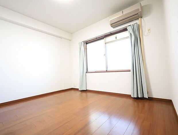 清潔感のある明るいフローリングがお部屋に馴染み、心地よい空間を演出します。