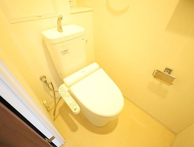 快適な温水洗浄便座付。トイレ内にも収納スペースがあるのは嬉しいですね！